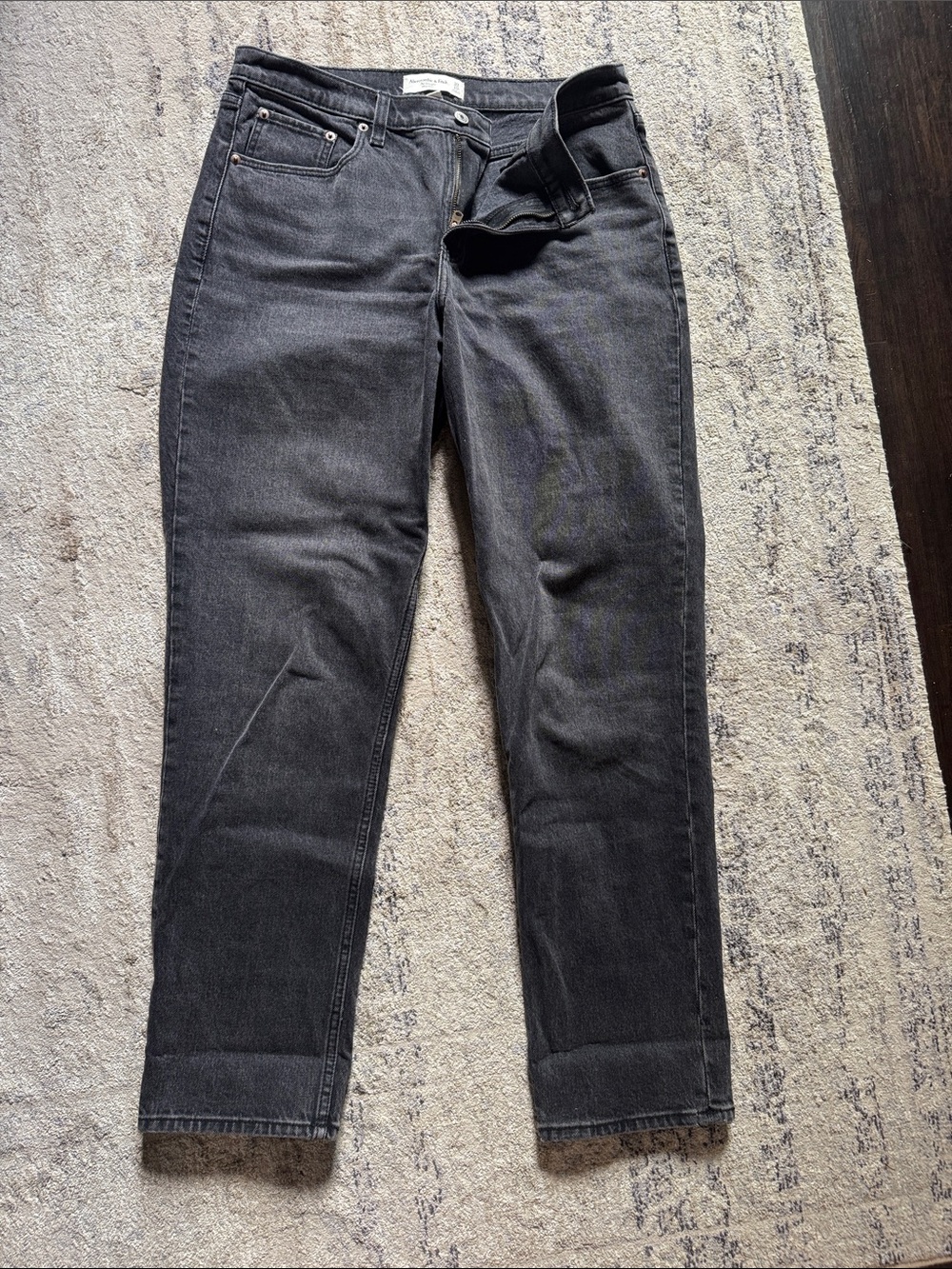 Abercrombie and Fitch Women’s Black Straight-Leg Mid Rise Jeans